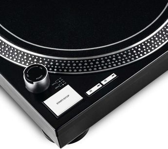 Reloop RP 1000 MK2 sort pladespiller, tæt ovenfra, plade med pladebånd, tonarm med pickup, start/stop-knapper og 33/45 omdrejninger