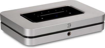 Odtwarzacz sieciowy BlueSound NODE X w kolorze srebrnym, widok z przodu, zaokrąglony kształt prostokątny, wykończenie z szczotkowanego aluminium, czarny ekran dotykowy