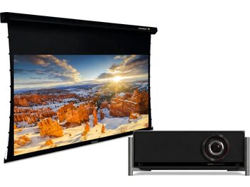 Motorisierte schwarze Projektionsleinwand mit Landschaftsbild und schwarzem Videoprojektor in Frontalansicht
