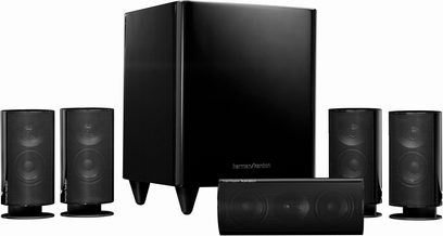 Zestaw kompaktowych głośników Harman Kardon HKTS 20 w kolorze czarnym, składający się z subwoofera i 4 głośników satelitarnych, widok z przodu