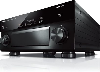 Yamaha CX-A5200 sort forstærker til hjemmebio, set forfra, blå skærm, sølvfarvede knapper og drejeknapper, blank sort front