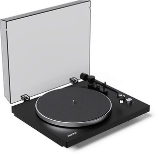 Sort Kanto OBI3 G2-vinylpladespiller med hævet gennemsigtigt støvlåg og grå cirkulær pladetallerken