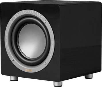 AudioVector QR Sub SE subwoofer i sort, kubisk sort højglanslakeret kabinet med en grå, cirkulær højttaler omkranset af en sølvfarvet metalring med mærkets logo, monteret på fire cylindriske fødder, set fra venstre forreste hjørne