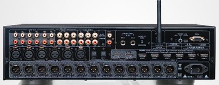 Bagpanel på en sort hjemmebiograf‑karaoke‑forstærker med flere RCA‑, XLR‑ og HDMI‑indgange samt Wi‑Fi‑antenne