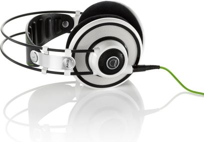 AKG Q 701 weißer Kopfhörer, Seitenansicht von links. Schwarzer Bügel, runde weiße Gehäuse, schwarzes Gitter, grünes Kabel