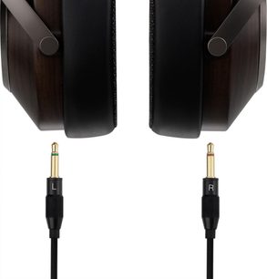 Sendy Audio Anser Zebrano hifi-hoofdtelefoon, bruine oorschelpen, zwarte oorkussens en losgekoppelde L/R-stekkers in close-up
