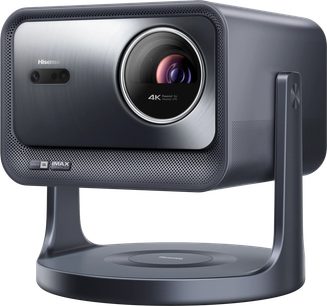 Videoproiector Hisense C2 Pro, vedere din trei sferturi, carcasă dreptunghiulară gri, lentilă circulară, suport curbat