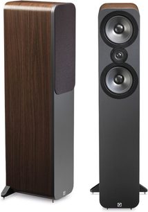 Sada sloupových reproduktorů Q Acoustics 3050 + 3010 v ořechovém provedení, pohled zepředu, velký a malý reproduktor, tmavé dřevěné provedení