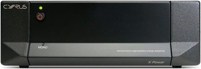 Cyrus X Power mono effektforstærker, sort frontpanel med orange drejeknap, grøn indikatorlampe tændt, set forfra