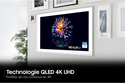 Samsung The Frame TQ43LS03HE-tv med hvid ramme monteret på væggen, sort skærm med farverig blomst i midten