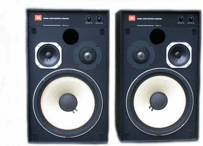 To sorte JBL 4312B monitoreenhederhøjttalere, set forfra, med højttalere og kontrolknapper