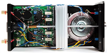 Dayens Ampino integreret sort stereo hi-fi forstærker, indvendigt syn af elektroniske komponenter, printplader, toroidaltransformer