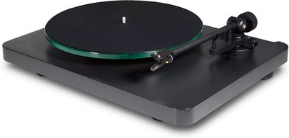 Juoda NAD C558 vinilinė plokštelių žaidyklė, žalios spalvos stiklo paviršius, tonaračius, 3/4 priekio vaizdas iš viršaus
