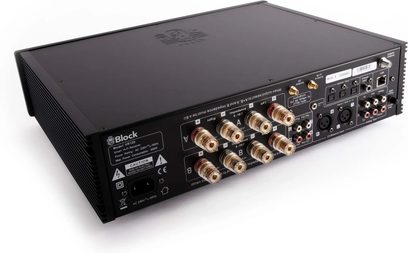 Amplificator hi-fi stereo integrat Block VR-120 cu șasiu metalic negru, vedere din spate ușor de sus, cu opt borne aurii pentru boxe aliniate, mufe RCA, XLR și port RJ45