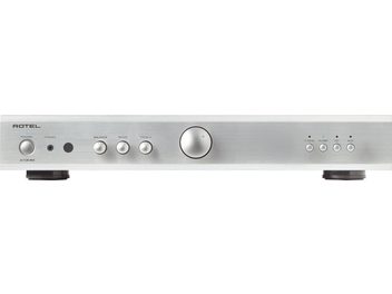 Hopea Rotel A10 MKII integroitu stereo hi-fi -vahvistin, etunäkymä, pyöreät painikkeet, valitsimet, näkyvät mustat jalat