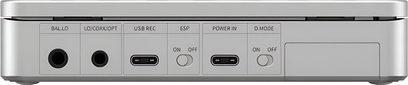 Lähikuva FiiO DM13 BT hopeanvärisen alumiinisen hifi-CD-soittimen takapaneelista, jossa näkyy kaksi liitäntää merkittyinä BAL/LO ja LO/COAX/OPT, USB-C USB REC -portti, USB-C POWER IN -portti sekä kaksi pyöreää kytkintä