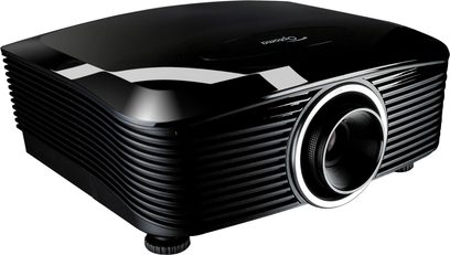 Optoma EX785 sort videoprojektor, trekvartersperspektiv forfra, forside med linse og sideventilationsgitre