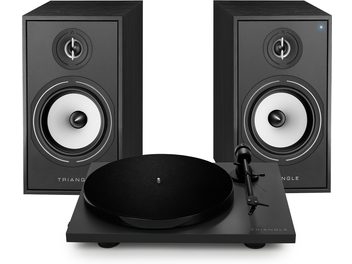 Dvě černé reproduktory s bílými kruhovými reproduktorovými jednotkami a černý gramofon s viditelným ramenem ve výřezu v popředí