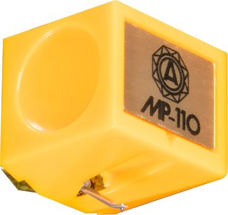 Nagaoka JN-P110 gul plastik pickupnål, metalplade på siden mærket MP-110 med logo, synlig metal-cantilever, trekvartsvinkel visning