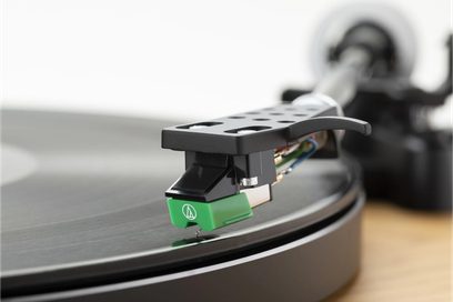 Roberts RT200 sort pladespiller, tæt venstre profilbillede, tonearm med grøn pickup og kontravægt