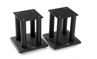 To sorte Atacama Audio SL300 højtalere, set forfra, med rektangulær form og 4 cylindriske fødder hver