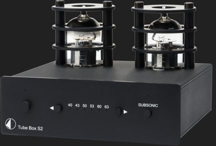 Hi-fi phono předzesilovač Pro-Ject Tube Box S2 černý se dvěma viditelnými elektronkami chráněnými válcovými kryty