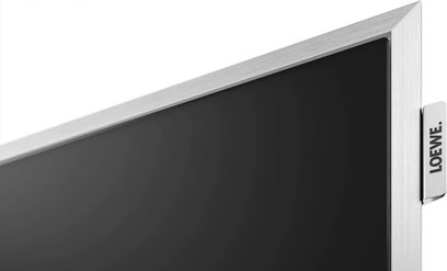 Loewe Stellar 83 DR+ fekete televízió szálcsiszolt ezüst kerettel, közeli nézetben a jobb felső sarok felől