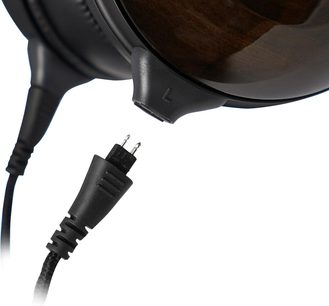 Fostex TH-900 Mk2 Onyx Black hi-fi-hovedtelefon, zoom på venstre ørekop med aftagelig lydkabelstik