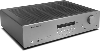 Cambridge Audio AX-R100 stereoforstærker i sølv set forfra, frontpanel i børstet aluminium, LCD-display