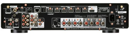 Önden görünüşte, birçok giriş ve konektörü olan bir Marantz ses amplifikatörünün arka paneli