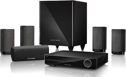 Sort Harman Kardon BDS680 hjemmebiografsystem bestående af en basrefleksboks, 5 højttalere og en forstærker