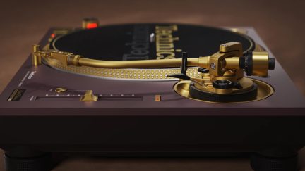 Černý a zlatý gramofon Technics, detailní pohled na raménko a talíř