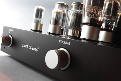 Puresound A30 sort hi-fi rørforstærker, tæt forfra, volumen- og strømknapper, jackstik foran