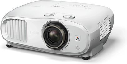 Epson EH-TW7100 -videoprojektori, valkoinen, hieman kallistettu etunäkymä, keskitetty linssi, sivuilla olevat tuuletusritilät