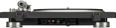Грамофон Denon DP-500BT, изглед отзад, черен корпус, сребристи крачета и аудио конектори в центъра