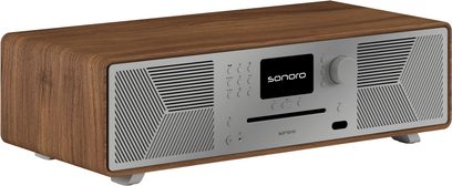 Alt-i-en hi-fi-system Sonoro Meisterstück (gen 2) valnød - sølv, trekvart visning, front med skærm, knapper, ventilationsåbninger og fødder