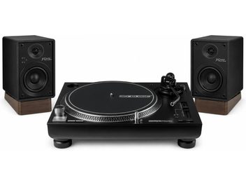 Čierny vinylový gramofón Audio-Technica s dvoma kompaktnými čiernymi reproduktormi s podstavcom s dreveným efektom, pohľad spredu