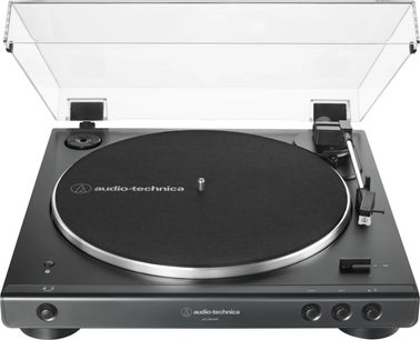 Sort Audio Technica AT-LP60XBT pladespiller set forfra, gennemsigtigt låg slået op, sølvfarvet tallerken og tonearm