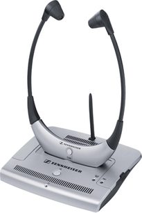 Sennheiser RS-4200 åbne hi-fi-hovedtelefoner i grå og sort, set forfra på hvid opladningsstand, let fra siden