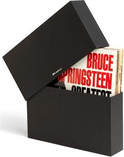 Atidarytas juodas dėklas su raudonais knygomis, ant kurių viršelių matomi užrašai „Bruce Springsteen Greatest Hits"