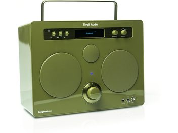 Cassa Bluetooth Tivoli SongBook Max verde, plastica lucida e griglie in metallo, vista 3/4 anteriore, pulsante centrale, maniglia