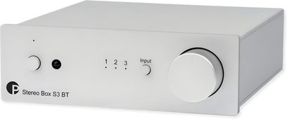 Amplificatore integrato stereo Pro-Ject Stereo Box S3 BT argento, vista frontale a tre quarti con grande manopola del volume a destra