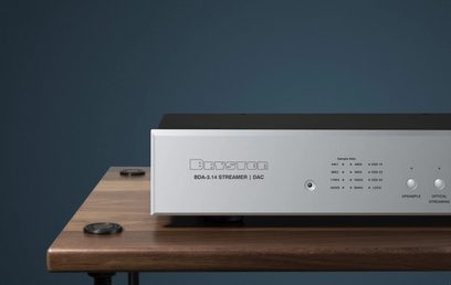 Nettverkslydavspiller BDA-3.14 sett forfra, rektangulært sølvfarget kabinett, runde knapper, svart tekst og indikatorer