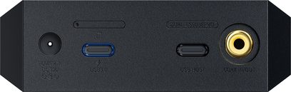 Nærbilde av baksiden på den svarte FiiO M17 audiofile spilleren i aluminium, med påfølgende visning av rund strøminngang, smal spalte, USB-C-port med blå ring for USB 3.0, andre USB-C-port for USB Host og gullbelagt RCA koaksialkontakt