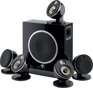 Sæt med kompakte Dôme Flax 5.1 højttalere i sort, med 5 sfæriske satellitter på skråstilbare baser og 1 rektangulær subwoofer med sideplaceret basrefleksport.