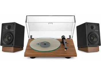 Gramofon Pro-Ject T1 v ořechovém provedení se skleněným talířem, průhledným krytem a dvěma černými reproduktory Jamo