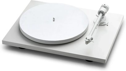 Pro-Ject T1 White Edition valge hi-fi vinüülplaadimängija, läikivast MDF-ist ristkülikukujulise alusega, sobiva ümmarguse plaaditaldriku ja sirge alumiiniumist toonarmiga, kergelt ülevalt ettevaates kolmveerand nurga alt