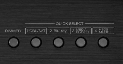 Sort frontpanel på Denon AVC-X8500H-forstærker med 5 runde knapper og teksten "QUICK SELECT" over de nummererede valg 1 til 4