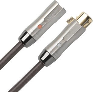 To XLR-kabler QED Reference Evolution 1M grå med forsølvede XLR-stik, set forfra i nærbillede