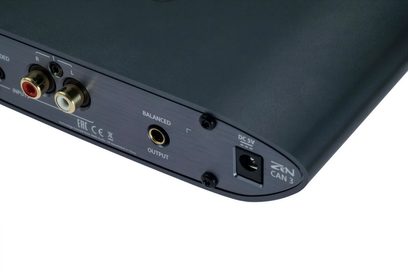 Højkvalitets hovedtelefonforforstærker iFi Audio ZEN CAN 3, bagside, røde og hvide RCA-stik, balanceret udgang, DC 5V strømindgang